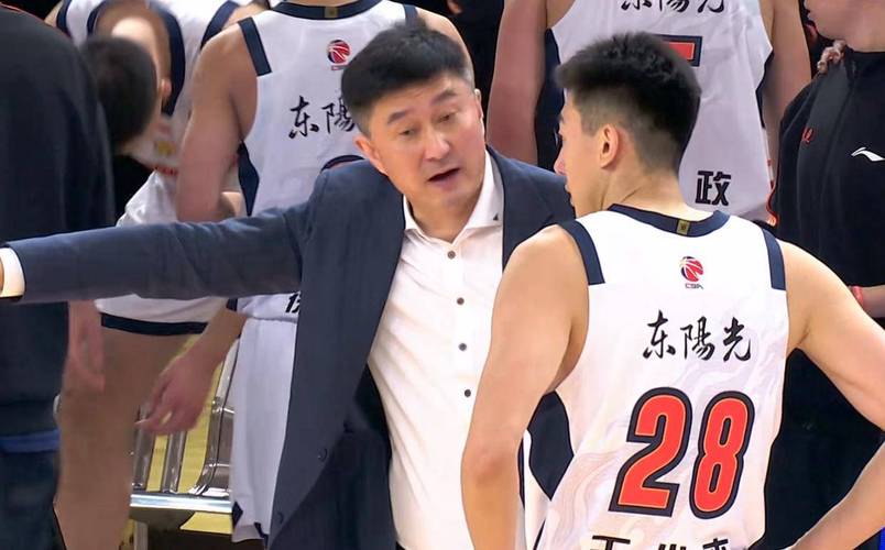 广东第一混子外援出现!场均8分还拿500万大合同,杜锋忍无可忍
